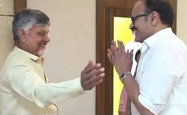 ARJUNSSMB0223's tweet photo. Why Jagan is Great 
This picture speaks 
Padavulu kosam Adhikaram kosam okappudu TDP ni troll chesina ee Nagababu cheta dandam pettichukunnadu 
CBN eh crct ee kukkalaki 💯 https://t.co/uYhMXNeujv