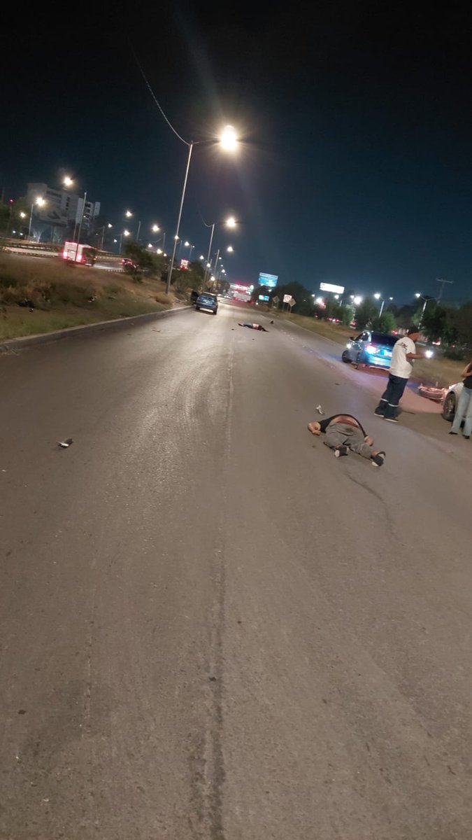 FherRorro's tweet photo. Y este motociclista 🏍️ también va ser culpa del pavimento o de el por no traer casco @Vialidad_SLP @erika_salgado https://t.co/kLFaxl3Uus