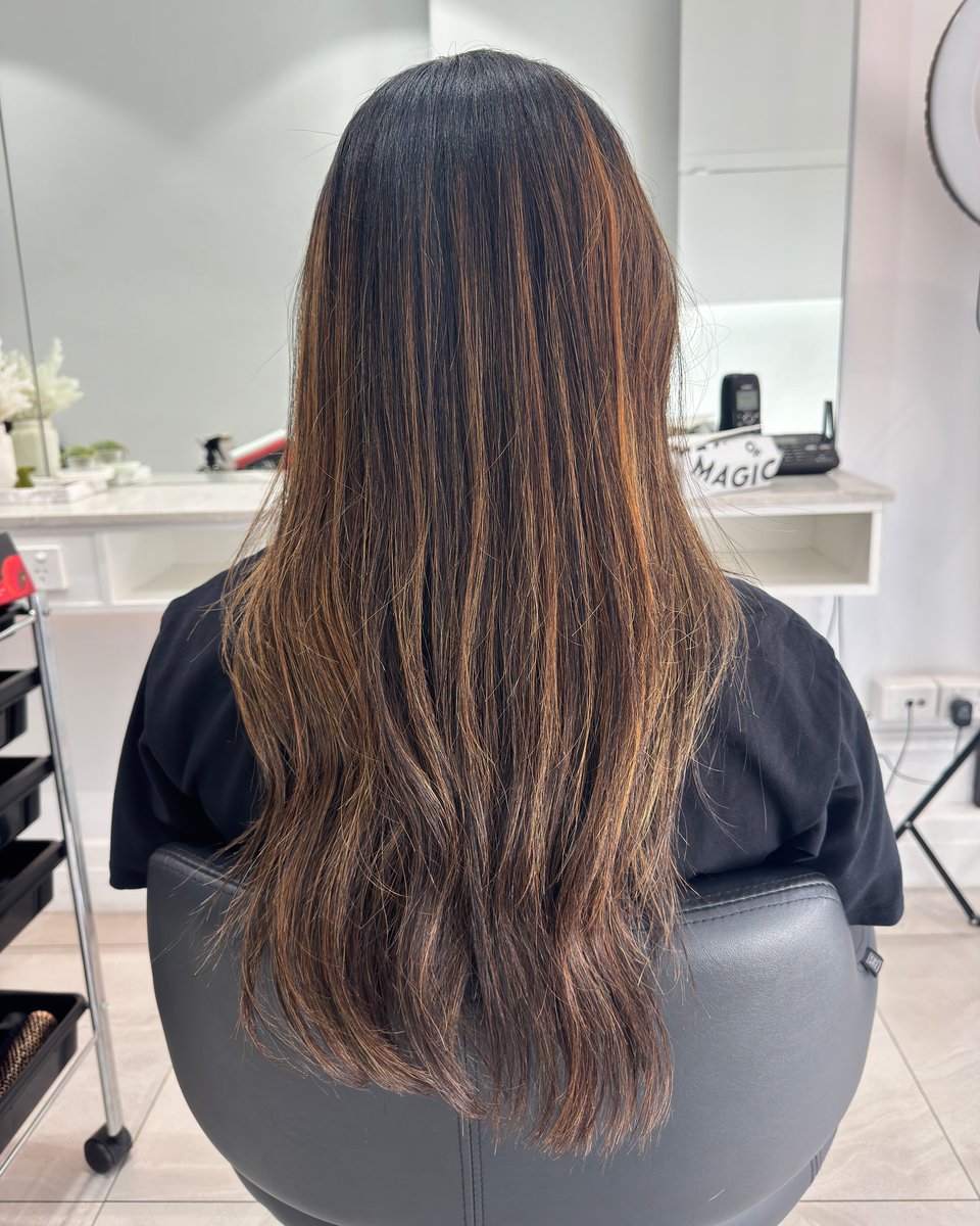 DorlaCookirgtz's tweet photo. ✨Freshening up this balayage for that effortless, sun-kissed glow! Before and After ➡️ 🌸 Who else loves a low-maintenance, high-impact look? • https://t.co/tf7HjQFIJx