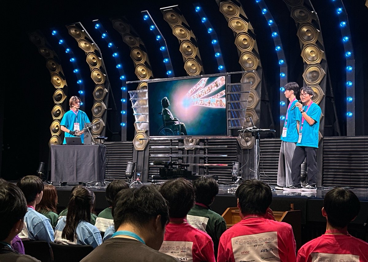 kotomin_m's tweet photo. 【🎤実況中継！】
チーム「たきささえ」‼️

未来では空間に浮かび上がるデバイスを！
特徴的なデバイスで上映する、人生最後の映画の上映方法にはこだわりが！✨

Made in 冥土😎

#メ〜テレハッカソン https://t.co/BVQm5G9AFJ