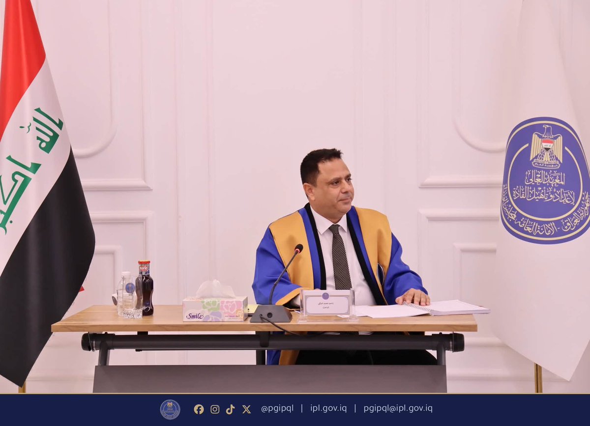 IPLGOVIQ's tweet photo. بحث تطبيقي يستشرف دور أنظمة الدفع الإلكتروني في ��عزيز الشفافية المالية

إكمالًا لمتطلبات دراسة برنامج الدبلوم العالي المهني في القيادة في المعهد العالي لإعداد وتأهيل القادة، جرت مناقشة بحث الطالب باسم حميد شرقي، والموسوم «دور أنظمة الدفع الإلكتروني في تعزيز الشفافية المالية في برامج الرعاية الاجتماعية: دراسة تطبيقية».

ويتناول البحث دور أنظمة الدفع الإلكتروني في تعزيز الشفافية المالية ضمن برامج الرعاية الاجتماعية، وما يمكن أن توفره هذه الأنظمة من آليات تسهم في تطوير الإدارة المالية ورفع مستوى الشفافية في تنفيذ برامج الدعم والرعاية الاجتماعية.

وتتألف لجنة المناقشة من:
* أ.د. حيدر علوان كاظم، رئيس قسم المحاسبة في معهد المعرفة للدراسات العليا — رئيسًا.
* أ.د. عبد الكريم كاظم عجيل، رئيس دائرة المعهد العالي لإعداد وتأهيل القادة — عضوًا.
* الخبير الدكتور حيدر يوسف خليل، المدير العام لدائرة تدقيق نشاط الحكم المركزي في ديوان الرقابة المالية الاتحادي — عضوًا.
* أ.د. نغم حسين نعمة، عميد كلية اقتصاديات الأعمال في جامعة النهرين — عضوًا ومشرفًا.

وتأتي هذه المناقشة في إطار توجه المعهد العالي لإعداد وتأهيل القادة في الأمانة العامة لمجلس الوزراء نحو دعم البحوث التطبيقية، وتوظيف المعرفة العلمية والتقنيات الحديثة في معالجة التحديات الإدارية والمالية، بما يسهم في تطوير الأداء المؤسسي وتعزيز كفاءة الخدمات والبرامج الحكومية.

وفي نهاية المناقشة أجازت اللجنة البحث وأوصت بمنح الطالب شهادة الدبلوم العالي المهني في القيادة.
