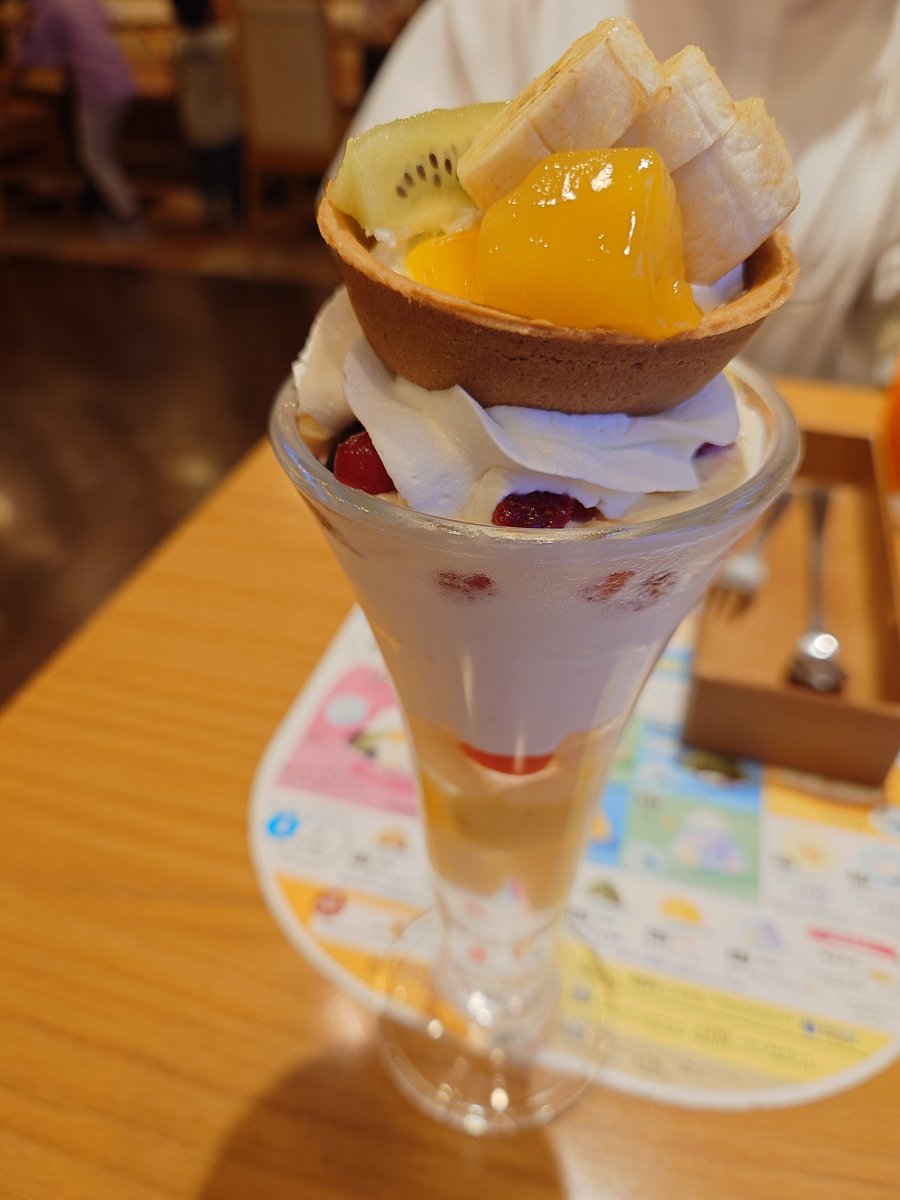 Maroney_j's tweet photo. @hano_ji 昨日だけ材料なかったのかな？
よく見たらイチゴ以外にもブル���ベリーも乗ってなかった😂笑 https://t.co/1QnBn7sccn