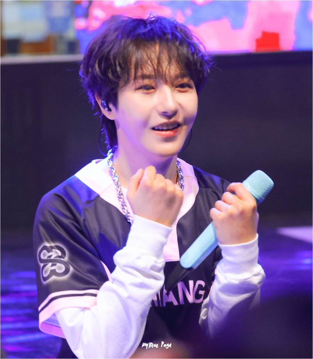 MyBluePage's tweet photo. 콩콩콩

260910 한양여대
#런쥔 #RENJUN #ロンジュン #黄仁俊 #仁俊 https://t.co/4EpBfyRxtr