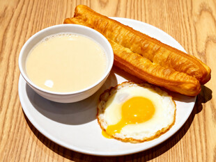 AVNISH64627920's tweet photo. Crispy fried dough sticks paired with steaming soy milk—perfect for a quick roadside morning pick-me-up! ， https://t.co/MG0GLEgIR9