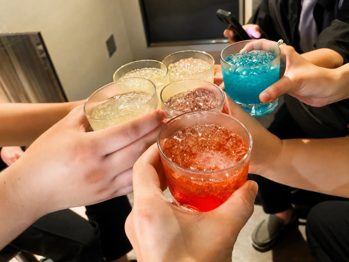 42fortuna's tweet photo. 【「一人では入りづらい」を解消する福岡のバー交流会】

仕事帰りに「気分転換したい」と思っても、バーに一人で入るのは勇気が要るもの。
そんな不安を抱える方が安心して参加でき、自然につながれる福岡エンタメ研究所のイベントをご紹介します。

【交流イベントページ】
https://t.co/OM1Z6DOzHt https://t.co/abyYkOhzLF