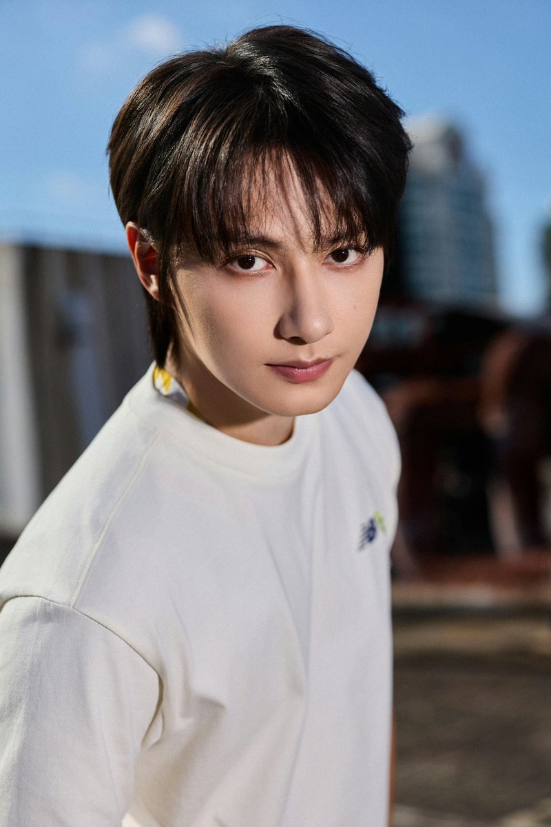 Wlenjunhui's tweet photo. New Balance got me yesterday. They just dropped something new. Have you seen it yet? The new style gives me that sporty look while keeping things comfy with its soft, easy-to-wear material. Ngl, you’re gonna wanna try this one too, right? :p https://t.co/cQA1HiyBBv