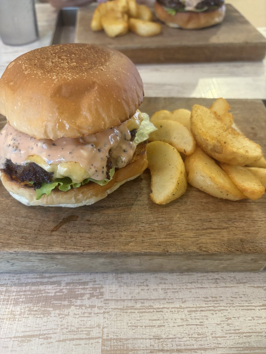 mochigome2nd's tweet photo. ヒビーと飯に来た https://t.co/xUVl4cycD5