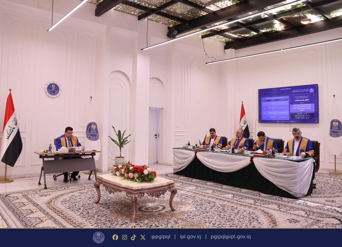 IPLGOVIQ's tweet photo. بحث تطبيقي يستشرف توظيف تقنيات التحول الرقمي في تطوير التدريب بالقطاع النفطي

إكمالًا لمتطلبات دراسة برنامج الدبلوم العالي المهني في القيادة في المعهد العالي لإعداد وتأهيل القادة، جرت مناقشة بحث الطالب ناظم جاسم محمد، والموسوم «تقييم فاعلية توظيف تقنيات التحول الرقمي في تطوير جودة التدريب وبناء القدرات في القطاع النفطي: دراسة تطبيقية».

ويتناول البحث توظيف تقنيات التحول الرقمي في تطوير جودة التدريب وبناء القدرات في القطاع النفطي، بما يسهم في تعزيز كفاءة البرامج التدريبية، وتطوير أساليب بناء القدرات، ومواكبة متطلبات التحول الرقمي في بيئة العمل النفطية.

وتألفت لجنة المناقشة من:
* أ.د. عبد الكريم كاظم عجيل، رئيس دائرة المعهد العالي لإعداد وتأهيل القادة — رئيسًا.
* أ.م.د. سنان حسام مهدي، معاون مدير عام دائرة البحث والتطوير في وزارة التعليم العالي والبحث العلمي — عضوًا.
* الخبير الدكتور زياد صباح عابر، مدير عام دائرة التنسيق والمتابعة في مجلس الخدمة العامة الاتحادي — عضوًا.
* أ.د. قاسم محمد عبيد، تدريسي في كلية العلوم السياسية/ جامعة النهرين — عضوًا ومشرفًا.

وتأتي هذه المناقشة في إطار توجه المعهد العالي لإعداد وتأهيل القادة في الأمانة العامة لمجلس الوزراء نحو دعم البحوث التطبيقية، وتوظيف المعرفة العلمية والتقنيات الحديثة في تطوير القدرات المؤسسية، بما يسهم في رفع كفاءة الأداء ومواكبة التحولات الرقمية في مؤسسات الدولة.
وفي نهاية المناقشة أجازت اللجنة البحث وأوصت بمنح الطالب شهادة الدبلوم العالي المهني في القيادة.
