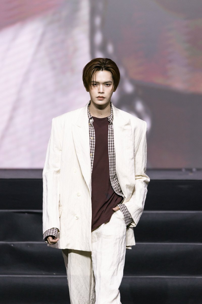 Meenurluve's tweet photo. Finally, Mark is back in his catwalk mood again. This is literally his food. The perfect face, those sharp eyes, the whole look??? He was MADE for this.

#markjrtn @Markjrtn https://t.co/31rPpKaOq7