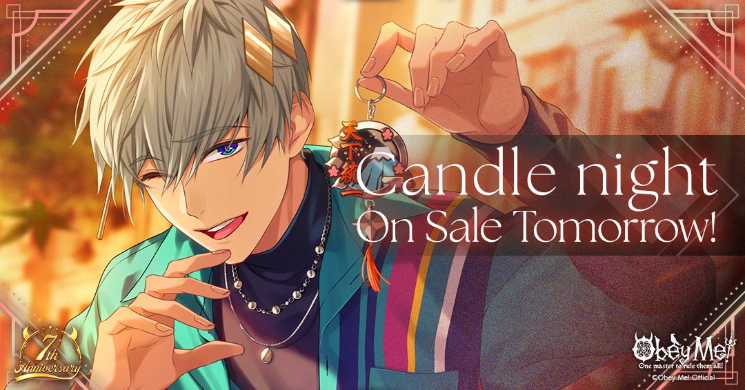 ObeyMeOfficial's tweet photo. Candle Night - ラファエル

RADの回廊を、シメオン、ルークと歩く。

窓の外は月明かりもかすかで、壁に灯された蝋燭が、三人分の影を長く伸ばしていた。

少し先を歩くルークが振り返る。
俺は何でもないというように頷き、遅れていた歩調を速めた。

考えていたのは、つい先ほど別れたあいつのことだった。

今日はいつもより近くで、その顔を見た。
話している途中、頬にかかりそうになった髪を払おうとして――結局、伸ばしかけた手を下ろした。

あれは、必要のない行為だ。

天使が人間を慈しむことに、理由はいらない。
守り、導き、時にはその過ちを正す。
俺たちはずっと、そうしてきた。

隣を歩くシメオンの穏やかな横顔。
前を行くルークの、歩調に合わせて揺れる明るい髪。

二人といると、俺も変わらず天使なのだと思える。

それなのに。

あいつの前で正しくあろうとするほど、正しくない願いが膨らんでいく。

守りたいだけではない。
導きたいわけでもない。

その願いの意味を、俺はもう知っている。

やがて分かれ道に着き、先に帰っていく二人を見送る。
ひとりになった回廊で足を止め、窓辺の蝋燭に手をかざすと、指先に淡い熱が触れた。

あのとき手を伸ばしていたら、あいつも同じように温かかったのだろうか。

次に二人きりになったときも、
俺は本当に、この手を止められるのだろうか。