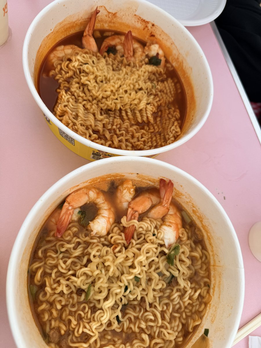 dachshunddLT's tweet photo. 지금 한강가야함 진짜
노량진에서 회포장하고 생새우사서 까먹고 
생새우남은거 한강라면에넣어서 익혀먹으면 3배로즐길수있음 진짜….. 

그리고배뚜둘기면서 낮잠자면됨 https://t.co/xlWuwWwYbK