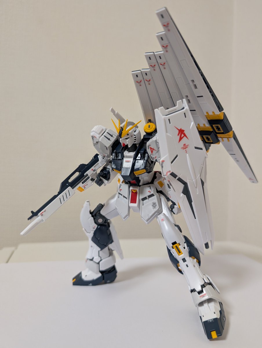 semuiin0408's tweet photo. RGνガンダム完成。

久しぶりのガンプラ作りだったけどガンダム観ながら組むの楽しい〜〜〜！
素組みだけどさすがにRGはかっこよくて満足👍️

背中が重いから立たせるの大変だな💦 https://t.co/7zBEHfEf6u