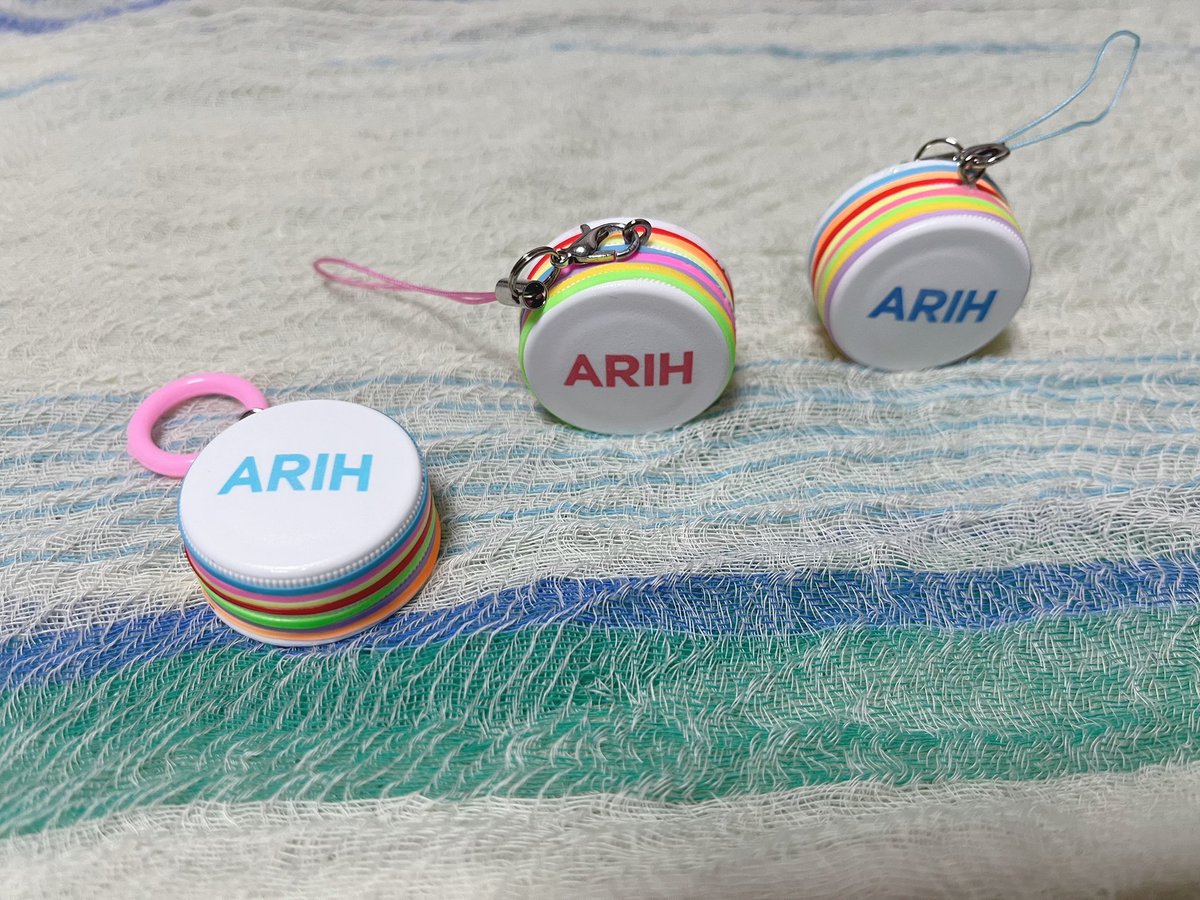 BTS59914917's tweet photo. Ｘに流れてきた可愛い🩷ARIHキャップ。私もカラーゴムを巻き巻きしてキーリングに挑戦❗️
皆さん本当にお上手ですね👏 https://t.co/TlAxYmnQxW