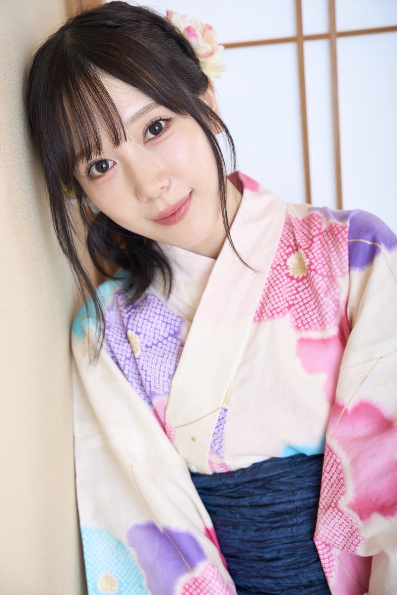 officeriko's tweet photo. 【ビジュアル公開✨】

主人公:十森香苗役　小湊よつ葉
　　　　　　　　　＠YKm0529 

素敵な笑顔の小湊さんに演じていただくのは元気で少し不思議な女の子！
香苗が、おばあさんから託された香炉を見つけるところから、物語は始まります✨
香苗と一緒に、パラレルワールドの旅を楽しみましょう♪ https://t.co/D3wuyQIQpz