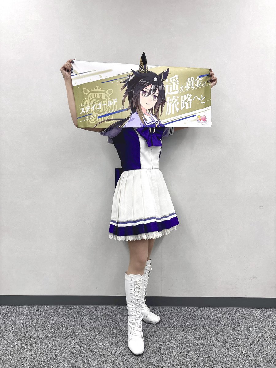 DApanda323's tweet photo. 初リリイベ。
ステイゴールドもトレセン軒で働きました。

今回はタオルと同じ制服姿で撮れて。
「Gold-Recollection」もまた歌えたしトレーナーを近くで感じられて幸せすぎるなぁ。

チャーシューの値段は内緒にしておくね。
#ウマ娘 https://t.co/5jvBRViCYd