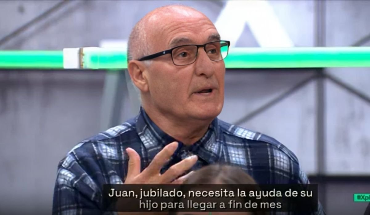 wikiviogen's tweet photo. Jubilado que cobra 1600€ y no llega a final de mes ¿se lo gasta en putas? #lasextaexplica #JuanJubilado https://t.co/z2EgGugrH0