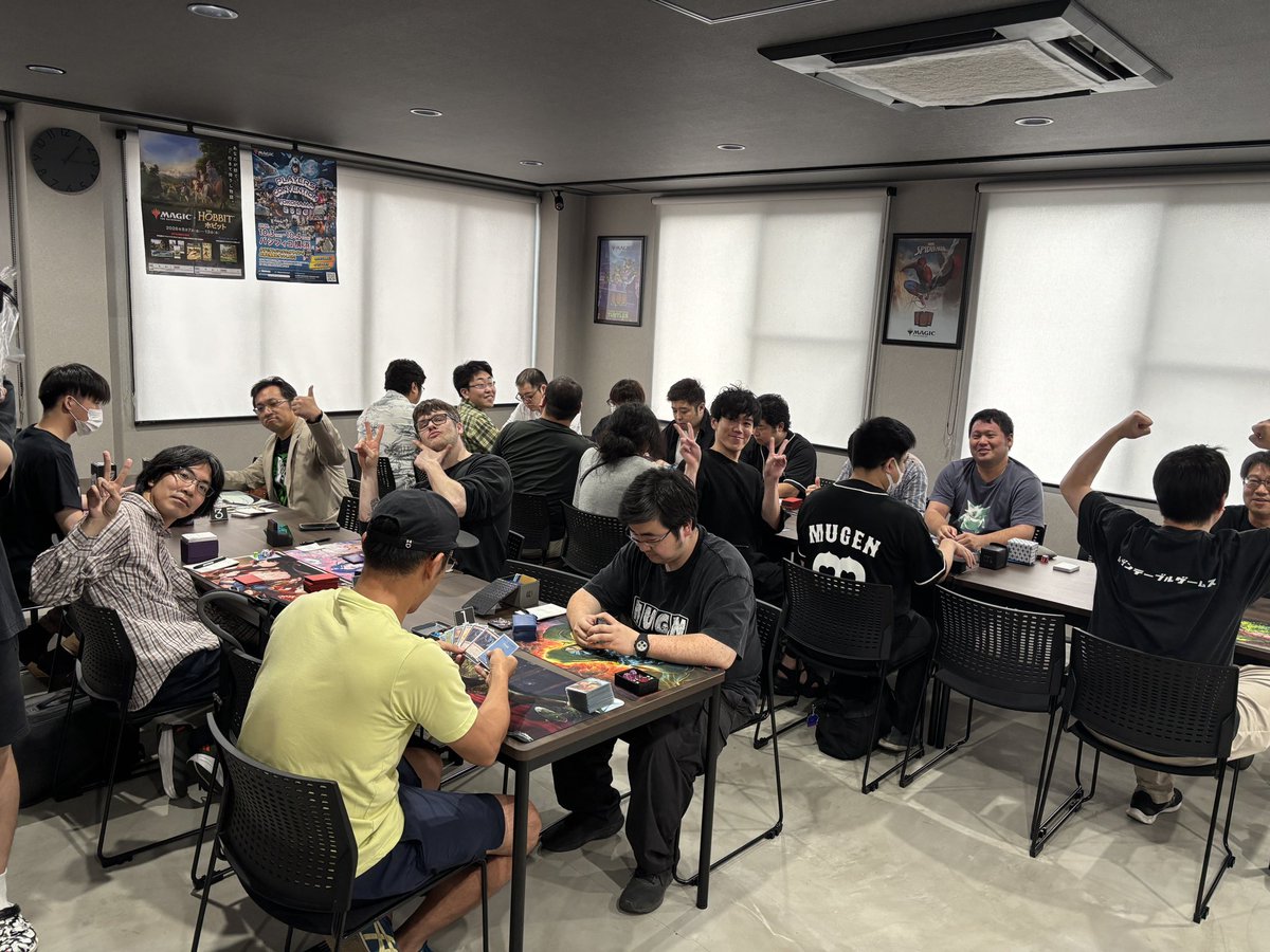mugenmtg's tweet photo. ＼チャンピオンズカップ店舗予選／

本日は20名の方にご参加いただきました👏

いよいよ決勝🔥
マエノソノ ケンタ VS ヤマダ ソウスケ

差し入れでいただいた
シャインマスカットが副賞に🍇✨

権利とシャインマスカットをかけた決勝戦、
スタートです✨

#MUGEN #MTG #熊本
#マジックザギャザリング https://t.co/lVfkr8CJEF
