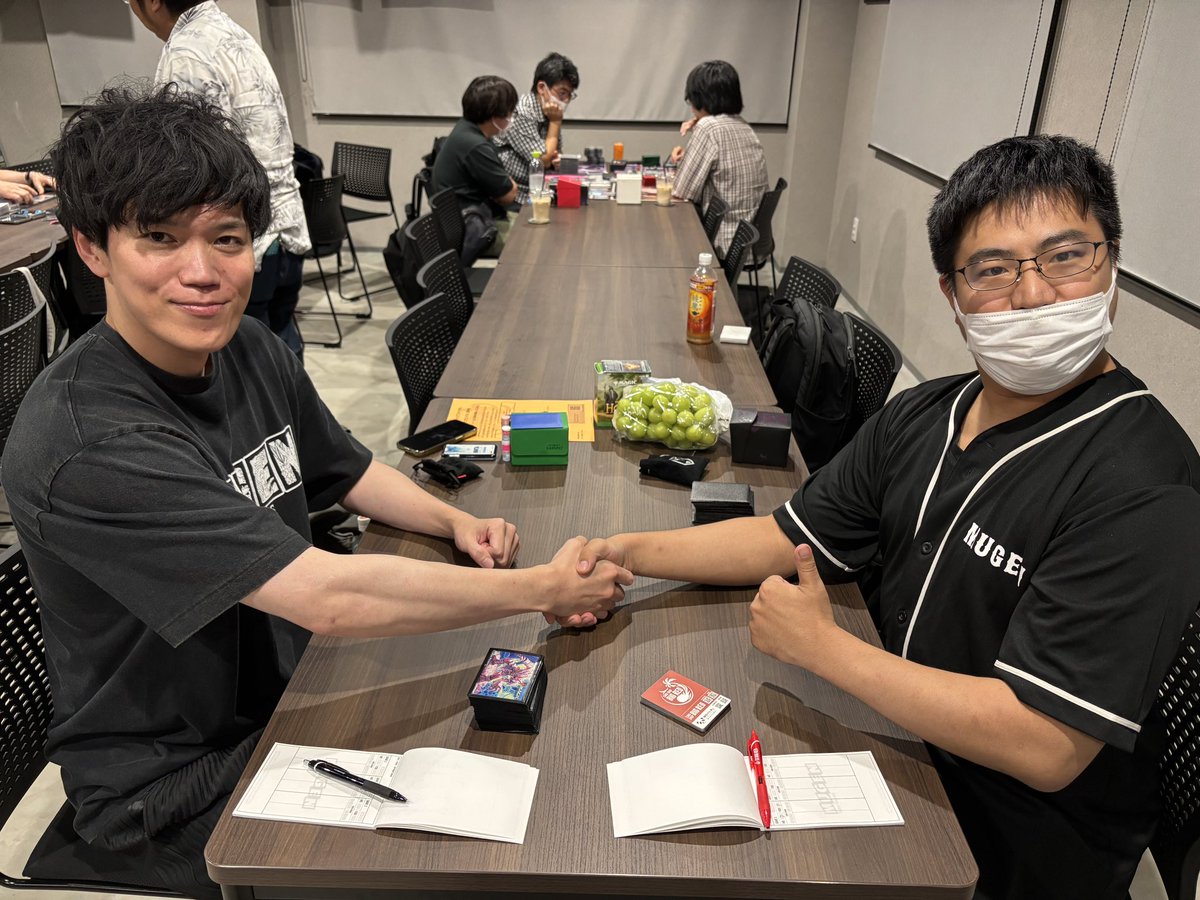 mugenmtg's tweet photo. ＼チャンピオンズカップ店舗予選／

本日は20名の方にご参加いただきました👏

いよいよ決勝🔥
マエノソノ ケンタ VS ヤマダ ソウスケ

差し入れでいただいた
シャインマスカットが副賞に🍇✨

権利とシャインマスカットをかけた決勝戦、
スタートです✨

#MUGEN #MTG #熊本
#マジックザギャザリング https://t.co/lVfkr8CJEF