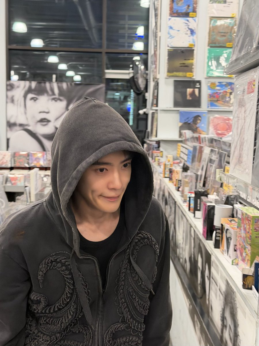 _jeongjaehyunow's tweet photo. Finally, spinning black vinyl records with the most beautiful girl in my world. 🖤 https://t.co/TuFmdMdwLV