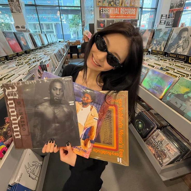 _jeongjaehyunow's tweet photo. Finally, spinning black vinyl records with the most beautiful girl in my world. 🖤 https://t.co/TuFmdMdwLV
