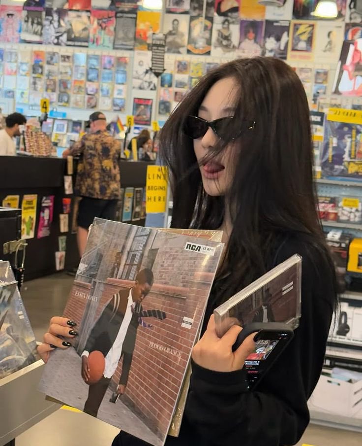 _jeongjaehyunow's tweet photo. Finally, spinning black vinyl records with the most beautiful girl in my world. 🖤 https://t.co/TuFmdMdwLV