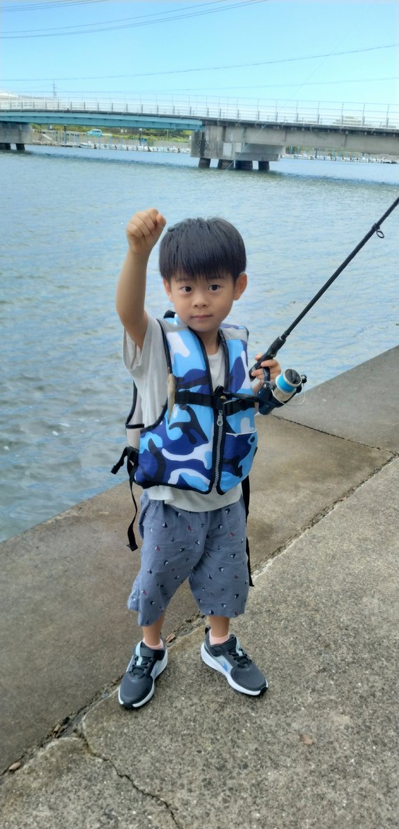 mkjfam's tweet photo. ハゼ釣り🎣
家族で釣りしてたらお義父さんが偶然来てくれて、一緒に釣りしたょ〜🐟️
今回は天ぷらで美味しく頂きました😋
息子は釣りが楽しいみたい🎣
パパみたいにならないか心配😅
#浜名湖 https://t.co/H4gAx03eY8