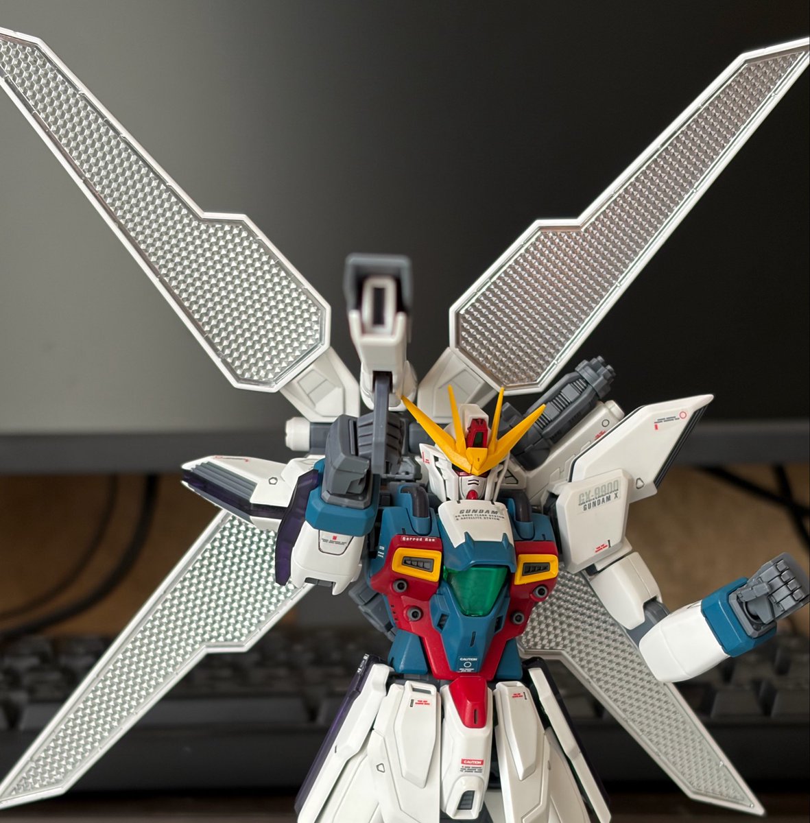 mesiuma321's tweet photo. 羽の部分もテカらせたい思いでプレミアムミラークロームで塗装したものの凹凸はさーすがに無理だった。
シルバーで良かったぜ https://t.co/VBMQHHWufj