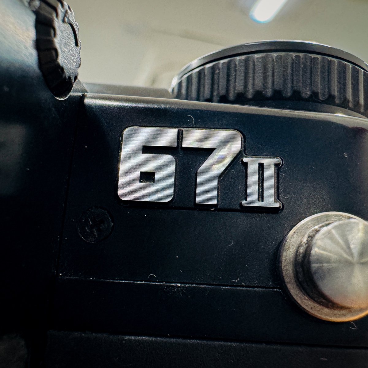 dkcamera2027's tweet photo. いいカメラあります。
PENTAX 67II
6×7判フィルムで楽しむ、本格派の中判一眼レフ。
大きなフォーマットならではの豊かな描写と、35mm一眼レフ感覚で扱える操作性が魅力の名機です。
免税対応しています。
#PENTAX #PENTAX67II #中判カメラ #フィルムカメラ #中古カメラ #新宿 #TaxFree https://t.co/WP5uVWD9a7