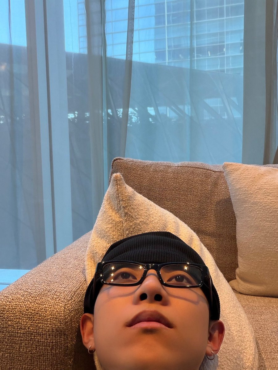 terjemahinRYUL's tweet photo. From kacamata 2,000 won to Chrome Hearts 1,500-2,000 USD menurutku keren parah sih Ryul😭 https://t.co/v8ZFLV918z