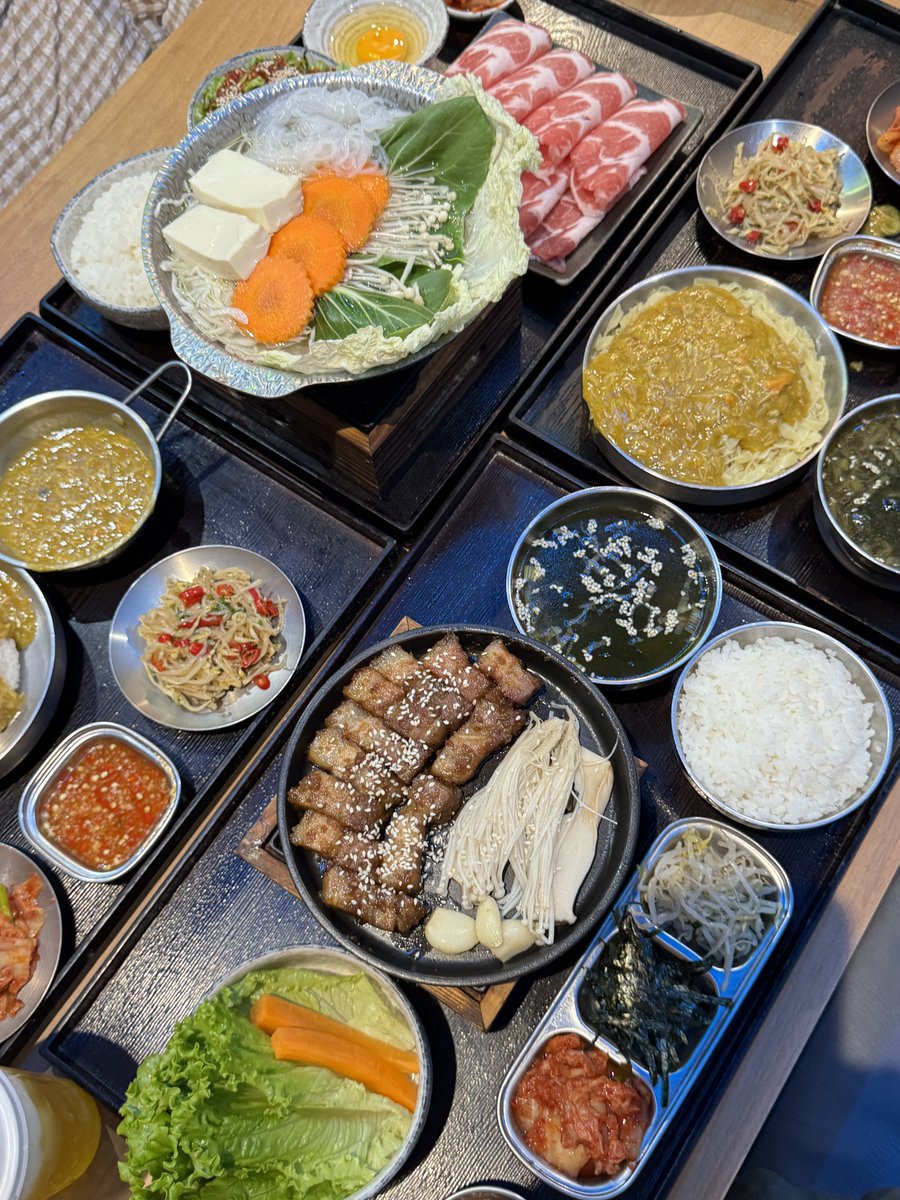 ppopor's tweet photo. มาลองร้านKaoKaoBom แย้วว🥹 เป็นร้านที่มีเมนูให้เลือกหลายอย่างมาก มีทั้งเซตหมูสามชั้นย่าง เซตข้าว/บะหมี่มันปูบอม เซตสุกี้ยากี้ หม่าล่าข้อสอบคือครบเกินน มากับเพื่อน4คนสั่งหลายๆเซตมาแบ่งกันได้เลย เสียดายวันนี้ต้มปลาผักกาดดองหมดแงง ไว้รอบหน้ามาลองใหม่😌🙌 https://t.co/kiLlqVh1vR