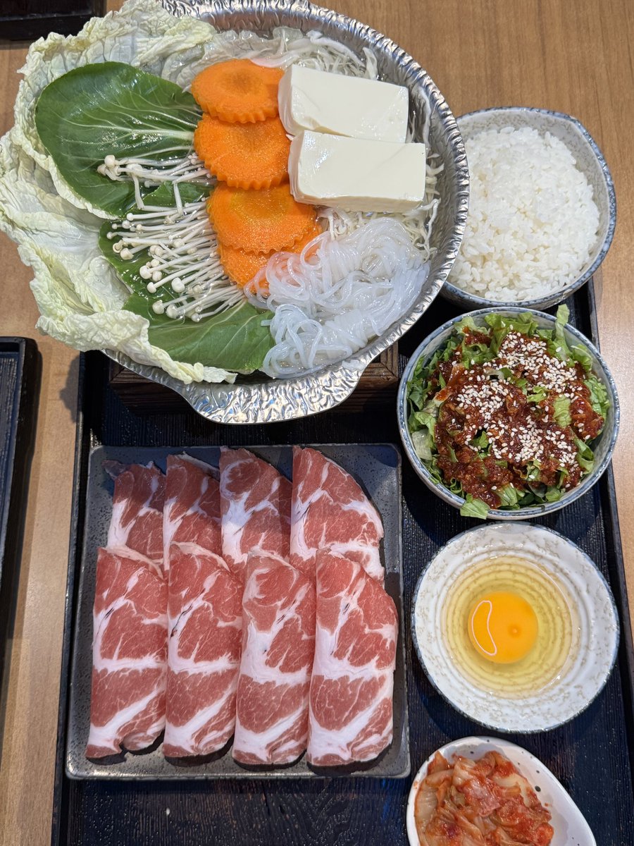 ppopor's tweet photo. มาลองร้านKaoKaoBom แย้วว🥹 เป็นร้านที่มีเมนูให้เลือกหลายอย่างมาก มีทั้งเซตหมูสามชั้นย่าง เซตข้าว/บะหมี่มันปูบอม เซตสุกี้ยากี้ หม่าล่าข้อสอบคือครบเกินน มากับเพื่อน4คนสั่งหลายๆเซตมาแบ่งกันได้เลย เสียดายวันนี้ต้มปลาผักกาดดองหมดแงง ไว้รอบหน้ามาลองใหม่😌🙌 https://t.co/kiLlqVh1vR