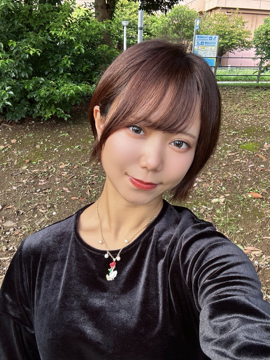 noidol_teya's tweet photo. 今日はお台場で #あいしつ撮影会 でした！黒ベロアのワンピで秋先取り〜
満枠めちゃくちゃ嬉しいです😭
いつもありがとうございます
素敵な休日とデータをお届けできてますように🫶

ということで、アイドル失格ちゃんたちは来週は合宿に旅立ちます…再来週のちょか生誕ワンマンでお会いしましょう🪶 https://t.co/YoihmPKEkh