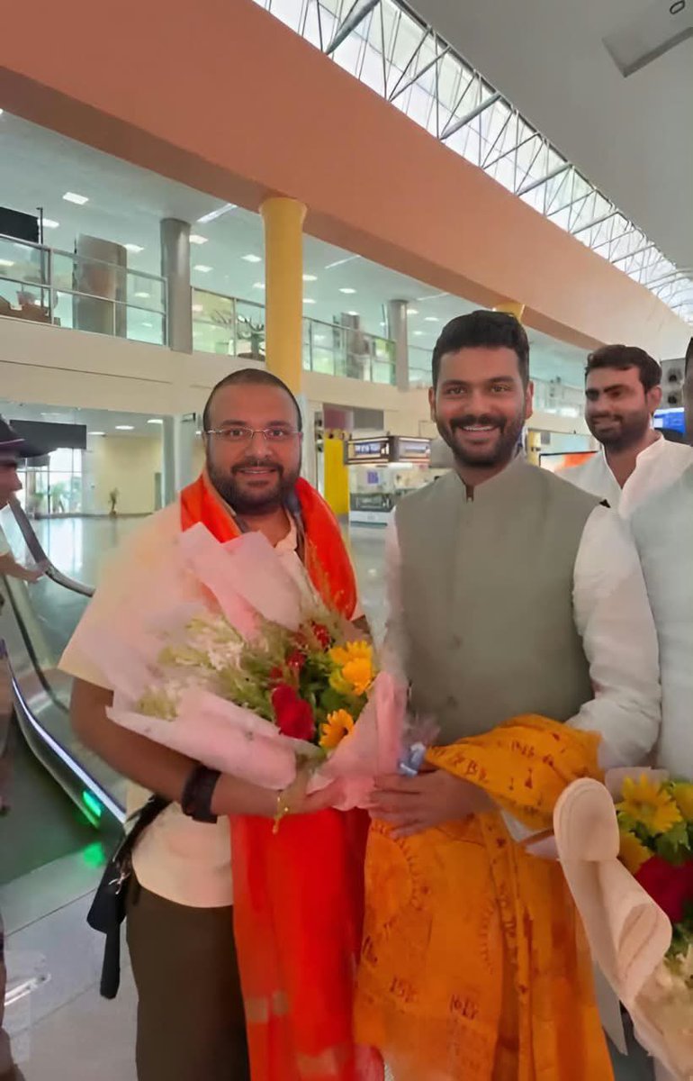 bjpharshvardhan's tweet photo. पुण्यसलिला माँ गंगा एवं बाबा विश्वनाथ की पावन धरती काशी में भारतीय जनता युवा मोर्चा के लोकप्रिय एवं यशस्वी राष्ट्रीय अध्यक्ष आदरणीय डॉ. हेमांग जोशी जी के प्रथम आगमन पर आज काशी एयरपोर्ट पर स्वागत किया ।

आपका काशी आगमन युवा शक्ति में नई ऊर्जा, संगठन में नया उत्साह और राष्ट्रसेवा के संकल्प को नई गति प्रदान करने वाला है।

बाबा विश्वनाथ से आपके सफल एवं यशस्वी कार्यकाल की मंगलकामना करता हूँ।

महादेव 🙏 @drhemangjoshimp