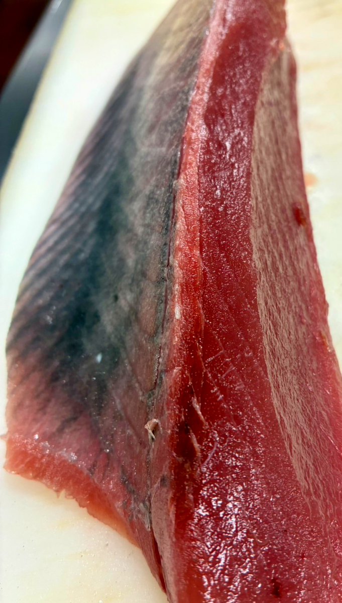roihi_cooking's tweet photo. 戻り鰹😆

たまにある皮目の黒い鰹！
個体差なのか🤔？
皮を薄く引きすぎなのか？
＃戻り鰹 https://t.co/3SUHyjYvMo