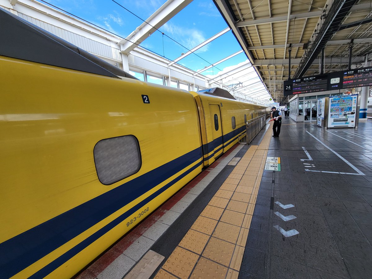 ken34591623's tweet photo. 岡山着いたらドクターイエローいたのでうれしい！ https://t.co/7qeH2w9385