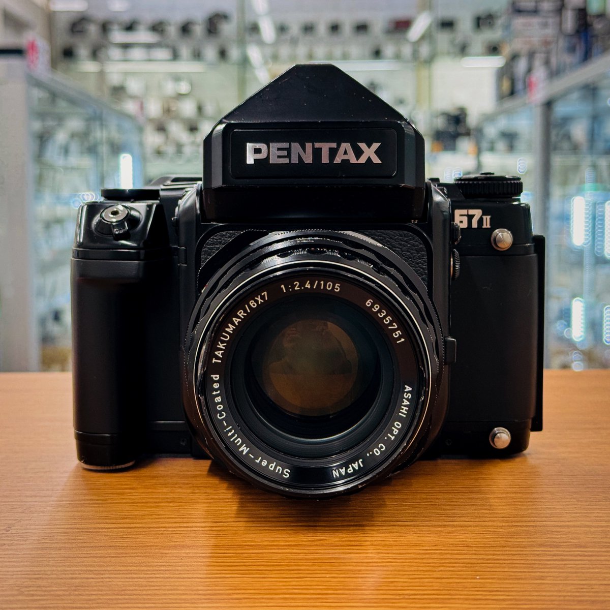 dkcamera2027's tweet photo. Great camera available.
PENTAX 67II
A legendary 6×7 medium-format film SLR.
Enjoy the rich image quality of the large 6×7 format with familiar SLR-style handling.
Tax-free available.
#PENTAX #PENTAX67II #MediumFormat #FilmCamera #UsedCamera #Shinjuku #TaxFree https://t.co/fkDYiYqVdm