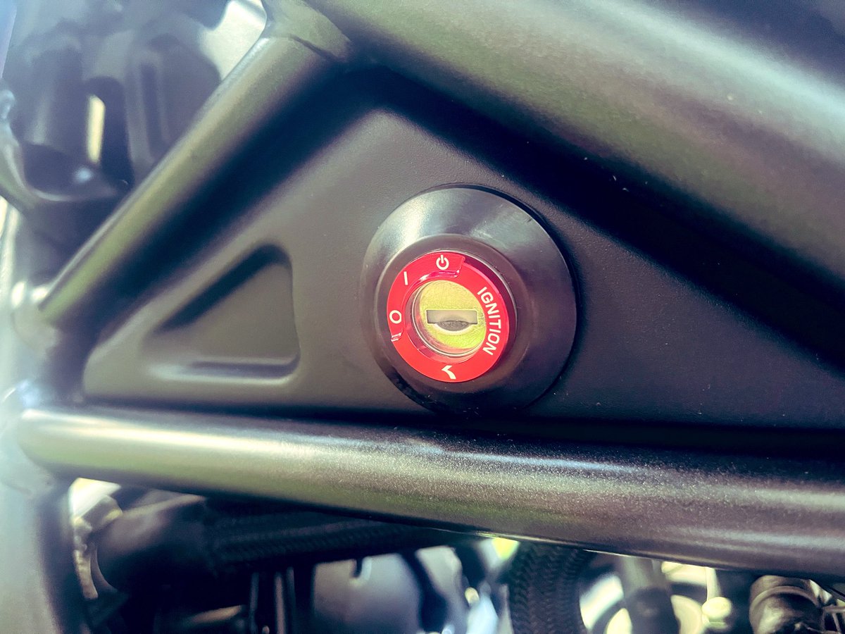 DrckYou's tweet photo. ゴム板を加工してバイクのシートを動かないように調整。車体左側が色味が無いので、キー周りをドレスアップ。シートのチェックを兼ねて少し乗ってきたのだか、集団バイク乗りのマナーの悪さが目立つ。走っていてもコンビニでも邪魔。おじさんばっかりで、あれを見ると若い子はバイク乗りたがらないね。 https://t.co/gmk6dU2uki