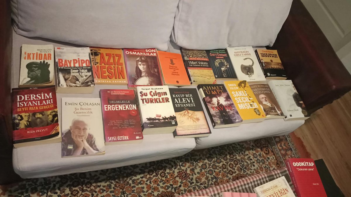 denizcan_ylmbs's tweet photo. Çöpün kenarına 5 poşet kitap atmışlar. Bir yerlere veririm, hurdaya gitmesin dedim aldım. Ulusalcı bi Alevi kütüphanesini boşaltmış belli ki. Şunlara bakın fmzmfmgm https://t.co/D5PNONVTaq