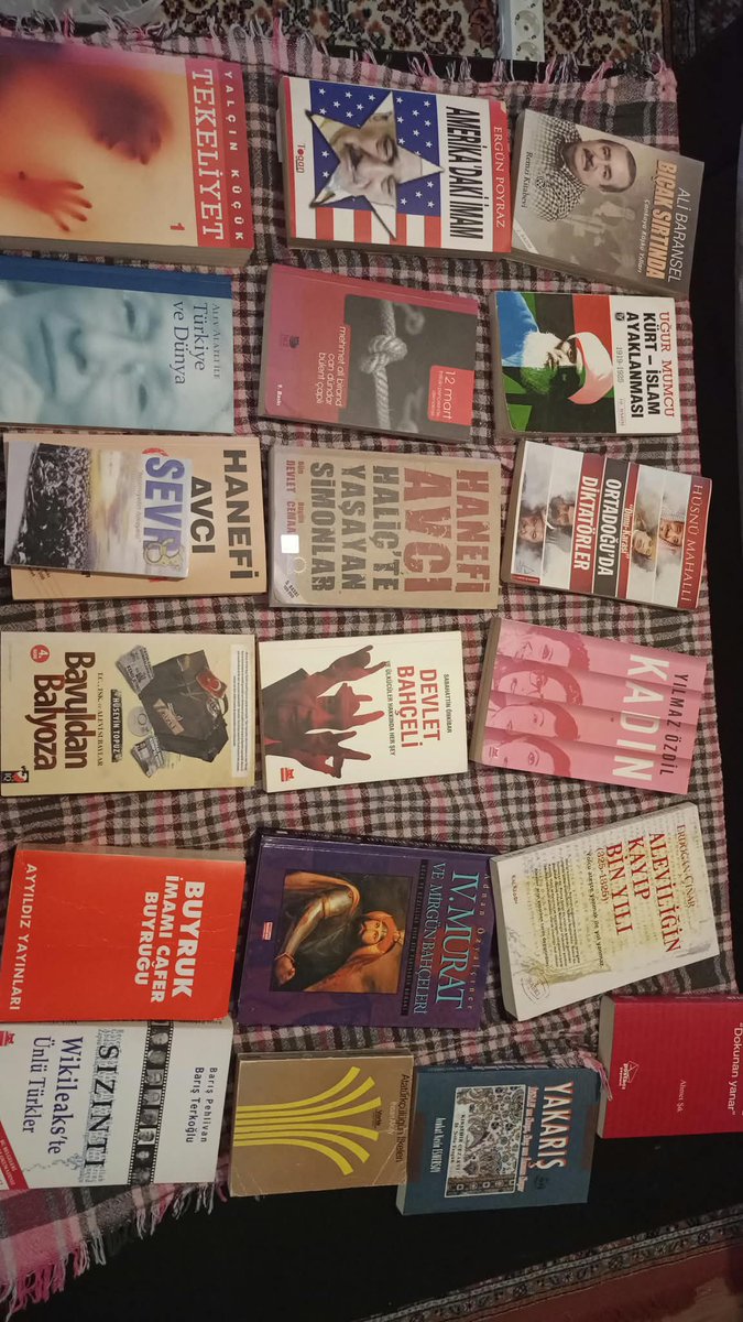 denizcan_ylmbs's tweet photo. Çöpün kenarına 5 poşet kitap atmışlar. Bir yerlere veririm, hurdaya gitmesin dedim aldım. Ulusalcı bi Alevi kütüphanesini boşaltmış belli ki. Şunlara bakın fmzmfmgm https://t.co/D5PNONVTaq
