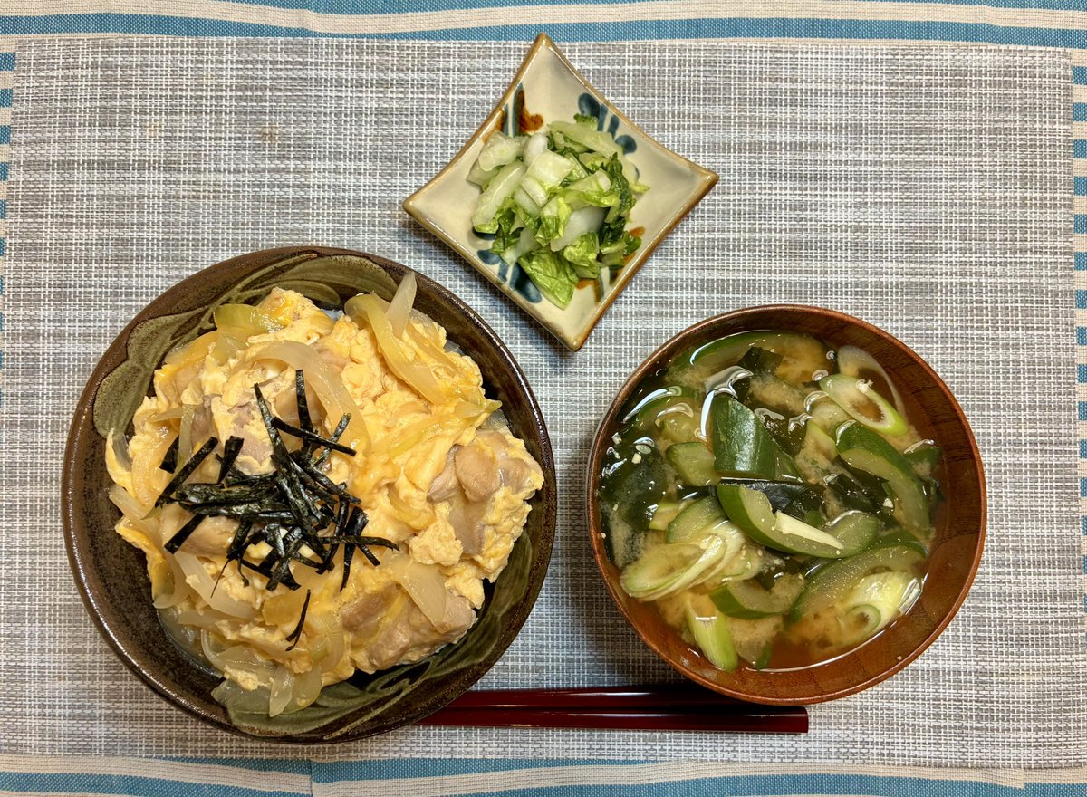 fufu_ridill's tweet photo. 完全に触発されて親子丼

と、きゅうりとわかめの味噌汁、白菜の浅漬け https://t.co/c30tOkfNXV