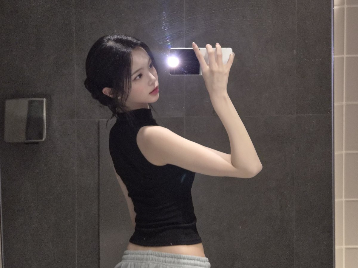 ianpicts's tweet photo. weverse update ♡ #ian https://t.co/EDUozIWcsh