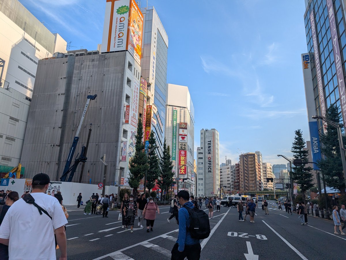 bonko_valund's tweet photo. 秋葉原に移動して買い物して、また東京駅に戻ってツイステの広告見た https://t.co/7IWO06PCDj