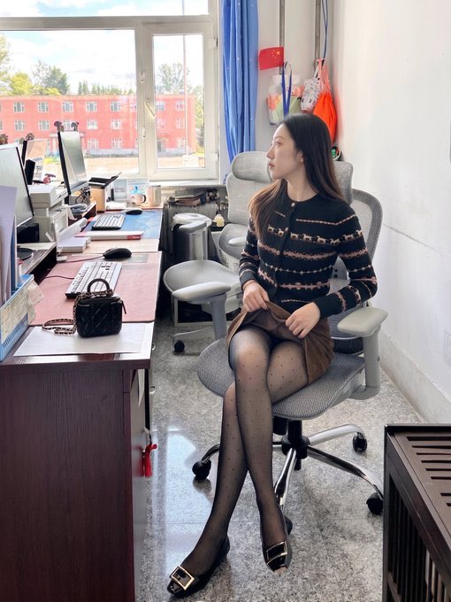 gfydoug's tweet photo. 90后已婚女老师，第一次在 X 发露脸照片    会有人喜欢吗？    

有刚刚翻墙出来的吗？交个朋友 https://t.co/WwK2ZRyivw