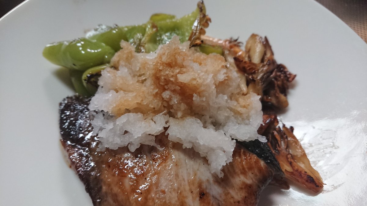 5656mulberry's tweet photo. おとながバターを使ったソテーを食すなら、大根おろしを添えるのがお作法。

#お休みおうちゴハン https://t.co/D3sgJllN8M