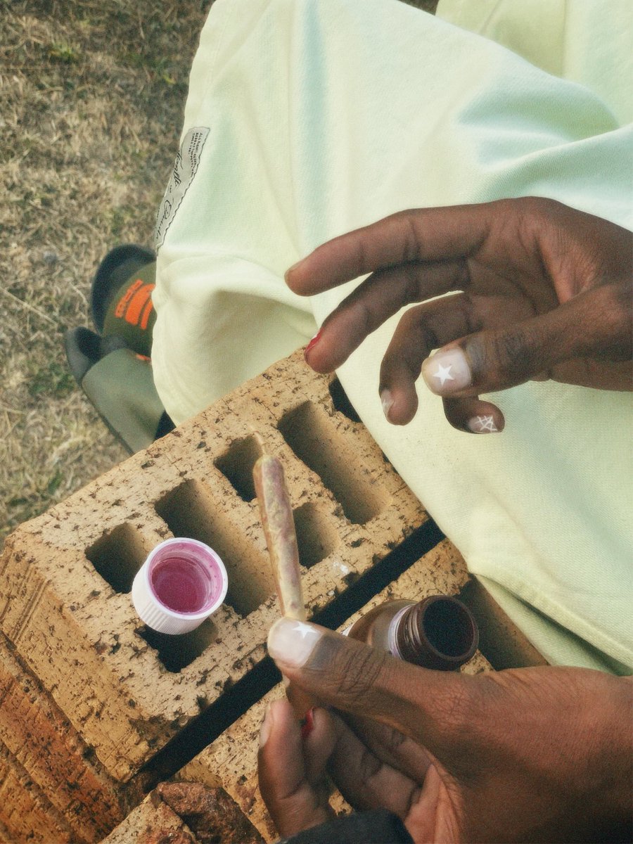 tebzaservesbase's tweet photo. all dis money on lean coulda been a ………… https://t.co/LSP6rm8VI9