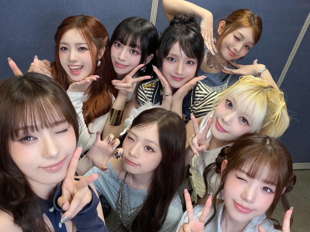 UNIS_offcl's tweet photo. [📸] 260913 인기가요 &amp; 미니팬미팅 완료☁️⭐️

엡떠와 함께한 일요일🩵 유니스에게 반짝이는 추억이 하나 더 생겼어요 .｡.:*☆

#UNIS #유니스
#하늘땅별땅 https://t.co/ZH3migMy3R