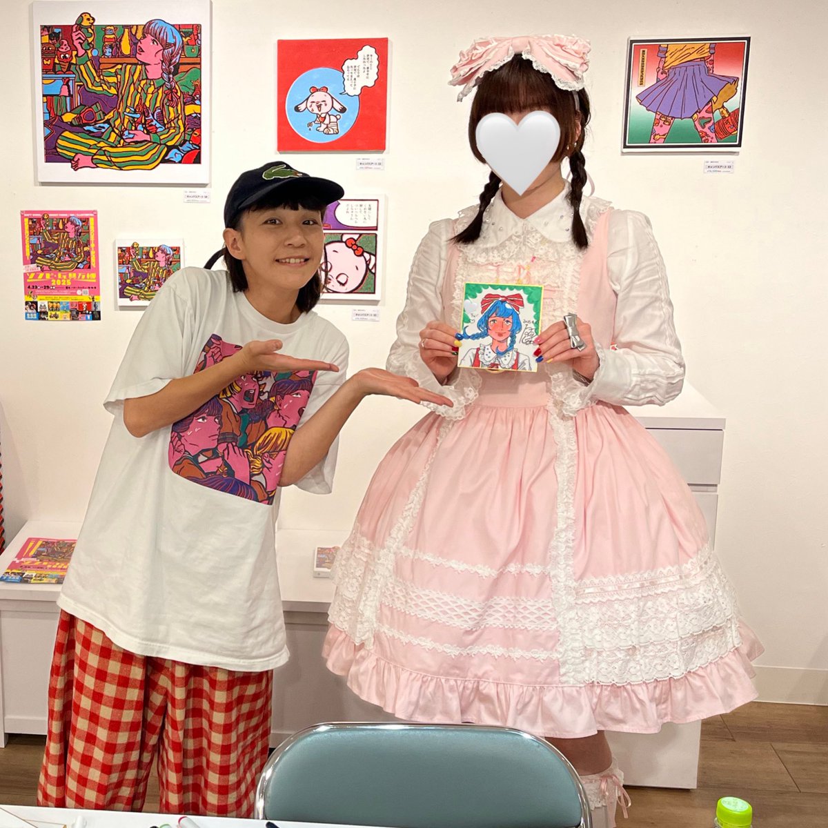 HSnTw_Poe's tweet photo. ちあき先生の展示とか似顔絵会とか！
写真撮れてない時もロリィタじゃない時もあるからもう数回お会いしているけど、いつも褒めてくださってしあわせ❣️ https://t.co/mqj6E2cyUf