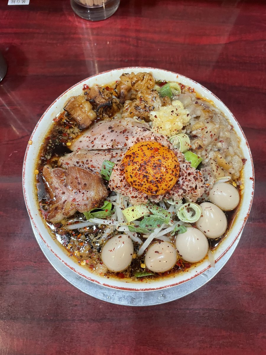 pepentes92's tweet photo. 中華そば　辻
辛い　臭い　脂っこいがコンセプトなだけあって、ずっと味覚をタコ殴りにされてるような味やった
めっちゃ美味いが、通うにはパンチがちとキツい https://t.co/tu4Y0i6c89