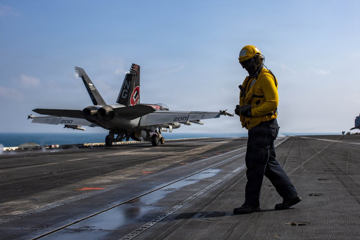 Ready. Launch. Recover. ✈️

Sailors aboard @CVN_72 keep ‘em flying during routine operations underway. Continuous work on the flight deck maintains combat readiness, deters aggression, and helps preserve regional stability.

#FlyNavy | #US7thFleet
@USPacificFleet https://t.co/VRxq5Z0VsJ