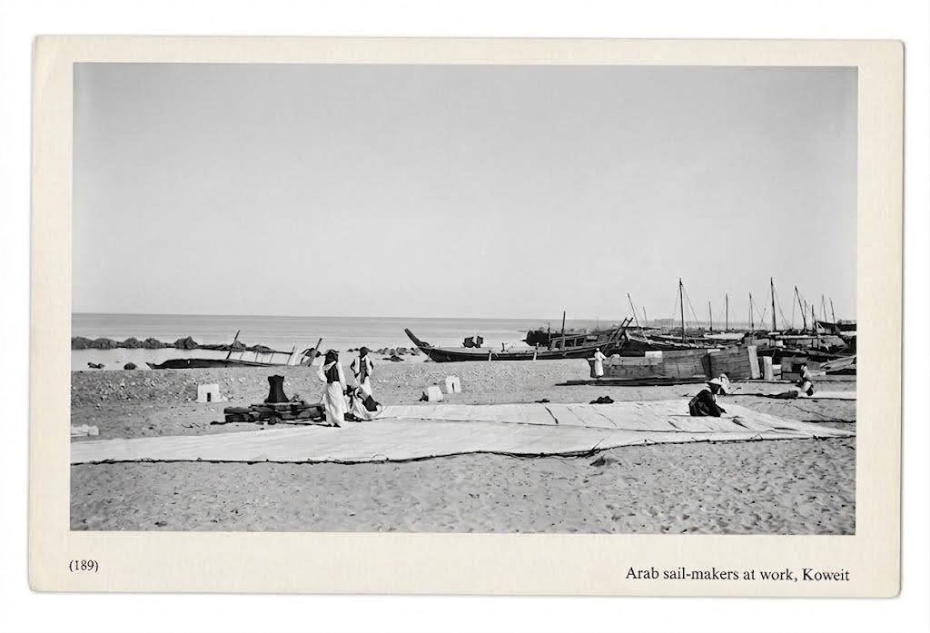 ahmad_dahi80's tweet photo. حين كانت الأشرعة تُصنع باليد… وتُكتب بها حكاية البحر 🇰🇼⛵️

من المشاهد النادرة للكويت في مطلع القرن العشرين؛ صنّاع الأشرعة  وهم منهمكون في إعداد قطعة قماش كبيرة، على شاطئ الكويت، فيما تبدو خلفهم القوارب الشراعية راسيةً على البحر.

لم تكن هذه الأشرعة مجرد قماشٍ يُرفع فوق السفن، بل كانت جزءًا من حياةٍ كاملة؛ ارتبطت بالغوص والسفر والتجارة، وكانت أيادي الحرفيين تصنع منها ما يحمل الرجال والرزق عبر الخليج.

📷 المصدر: بطاقة بريدية فوتوغرافية صادرة عن Times Press – Bombay، نحو 1910م، وهي من البطاقات النادرة التي وثّقت مشاهد من الكويت في تلك الفترة.

#الكويت #تاريخ_الكويت #الكويت_القديمة #ذاكرة_الكويت #تراث_الكويت #الغوص #السفن_الشراعية #الأشرعة